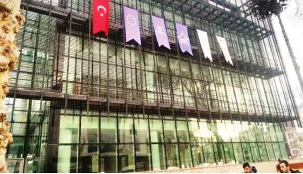 Hem akıllı hem kurallara uymuş… Cam binanın camı bile kırılmadı