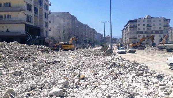Hatay Büyükşehir Belediyesi’nden ‘moloz kaldırma’ tepkisi: Hatay halkına eziyete dönüştü