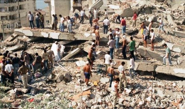 The Guardıan: Ölenlerin sayısı 99 depreminden ders alınmadığını gösteriyor