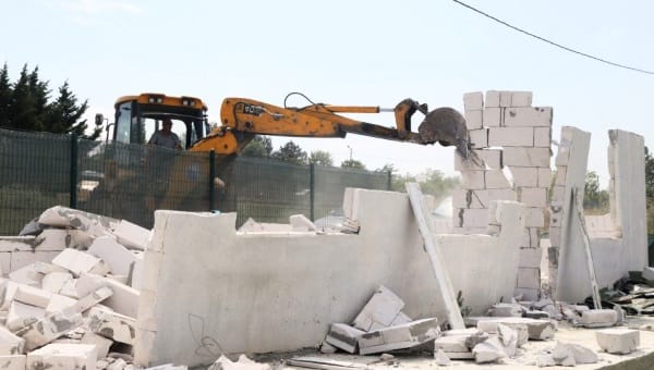 Büyükçekmece Gölü mutlak koruma havzasındaki 8 kaçak yapı yıkıldı