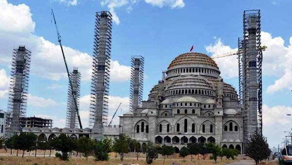 Tam AKP’lik bir talan öyküsü: Para yutan cami inşaatı bitmiyor