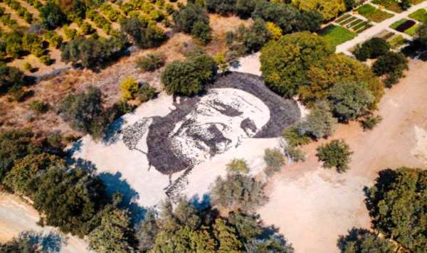 Aşık Veysel’in vefatının 50. yılında 25 bin avuç topraktan dev portresi yapıldı