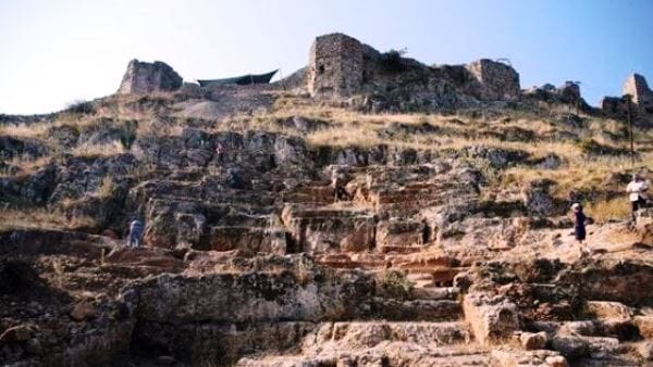 Fethiye Kalesi kazısında tiyatro ve yol ortaya çıkarıldı