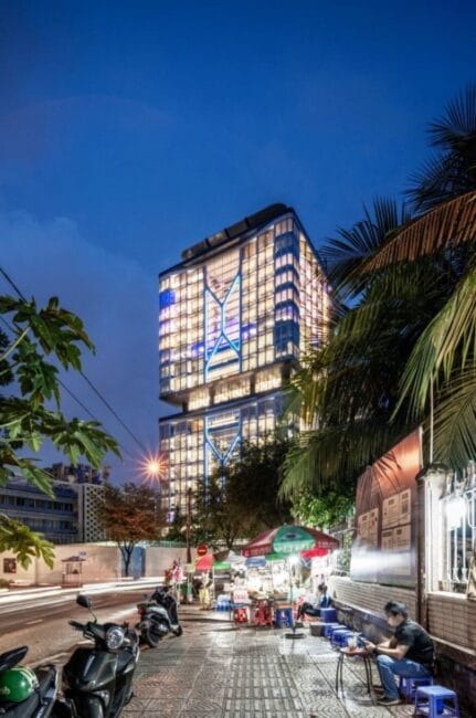 Foster + Partners, Ho Chi Minh City’deki Techcombank için kendinden gölgeli bir kuleyi tamamladı