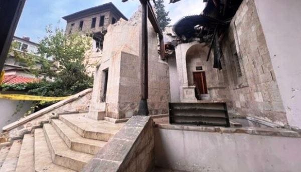 Depremde hasar gören 5 asırlık cami ibadete açılmayı bekliyor