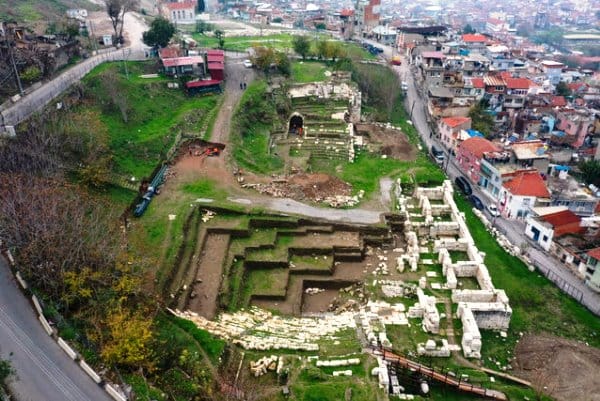 Smyrna Tiyatrosu’nun seyirci girişi ortaya çıkarıldı