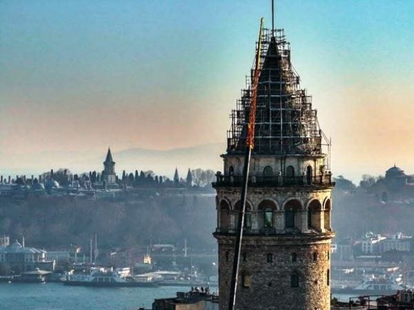 Göçmen kuşlar İstanbul’a dönmeden, Galata Kulesi’nin külahındaki restorasyon çalışmaları tamamlanacak