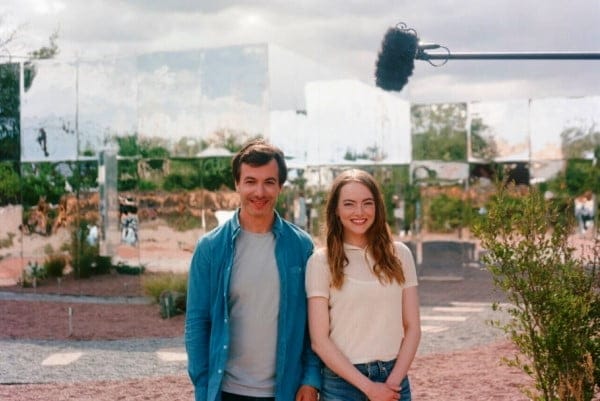 Nathan Fielder’ın Laneti’nin merkezinde küçük paketler, parlak evler ve bitmek bilmeyen arzu projesi yer alıyor.