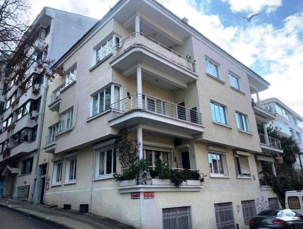 Kadıköy’de bir erken Cumhuriyet dönemi yapısı olan Batum Apartmanı’nın “riskli yapı” ilan edilmesine bilirkişi engeli.