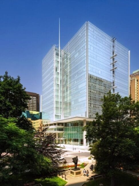 Renzo Piano, Toronto adliye binasını devasa atriyumun üzerine yerleştiriyor