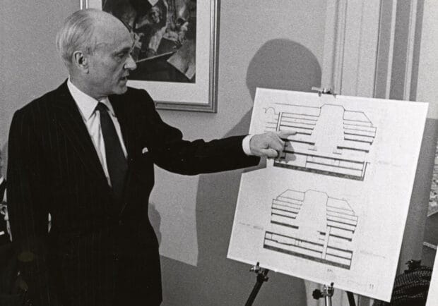 PHILIP JOHNSON’UN FAŞİST FAALİYETLERİ….