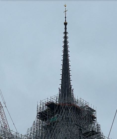 Notre-Dame’ın yeniden inşa edilen kulesi, iskele kaldırıldığında ortaya çıktı