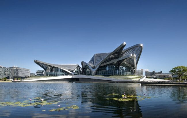 Zaha Hadid Architects’in Zhuhai Jinwan Kentsel Sanat Merkezi, göçmen kuşların şerit desenlerini yansıtıyor