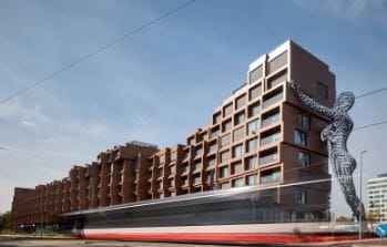 Prag’daki Fragment Apartmanları anıtsal heykellerle kucaklanıyor…