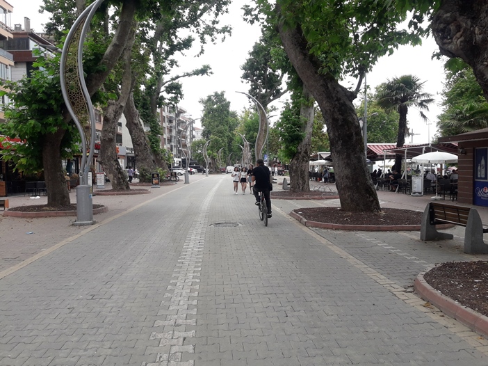 YALOVA GAZİ PAŞA CADDESİ SAHİLİ / Arif Atılgan