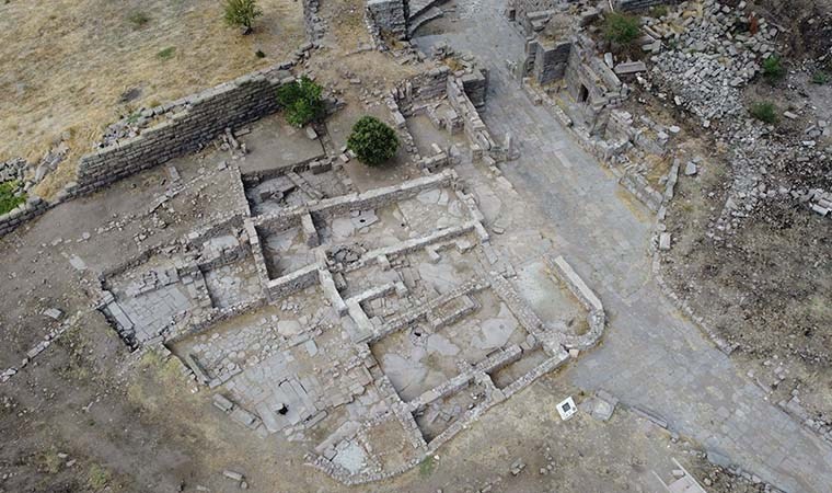 Assos Antik Kenti’ndeki çalışmalarda çeşme, han ve surlar ortaya çıkarılıyor