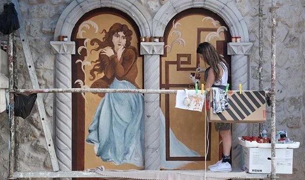 Kadın ressam Kapadokya’daki otelleri sanatsal dokunuşuyla güzelleştiriyor