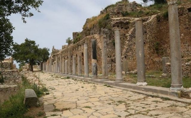 Syedra Antik Kenti’ndeki tiyatro gün yüzüne çıkarılıyor