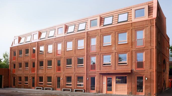 Doğu Amsterdam’daki yeni sosyal konut projesi kentsel yoğunlaşmayı ve bağlamsallığı örnekliyor