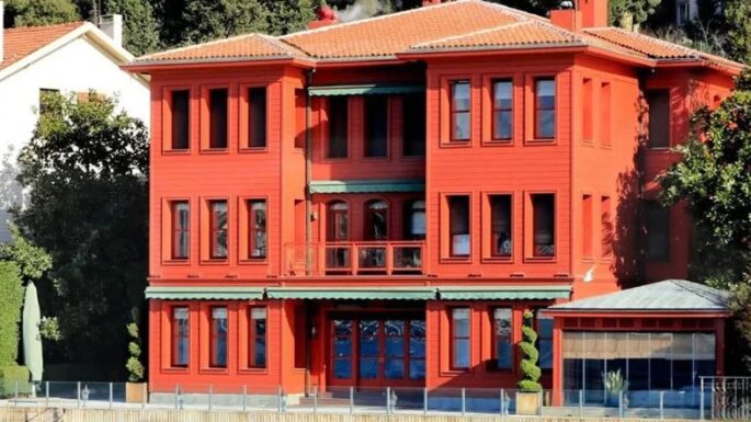 Boğaz’ın kırmızı yalısı rekor fiyata satıldı
