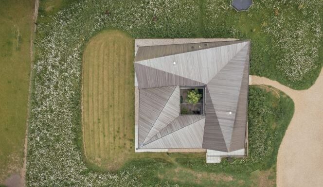 Origami benzeri çatılı ahşap ev