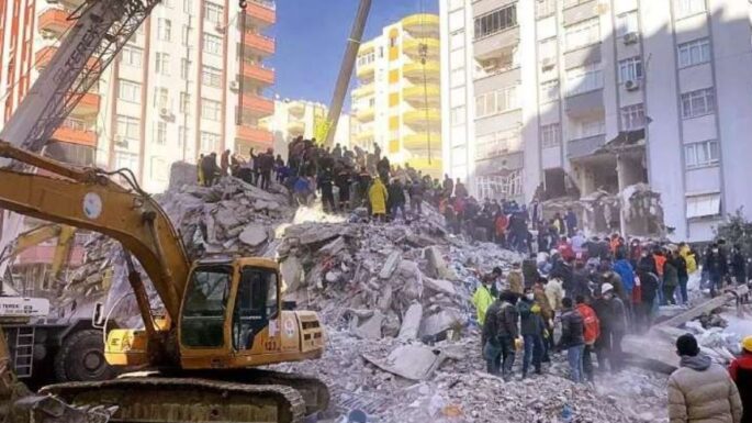 Depremde 96 kişiye mezar olan Hasan Alpargün Apartmanı’nın yıkılmasıyla ilgili 3 kamu görevlisine soruşturma izni
