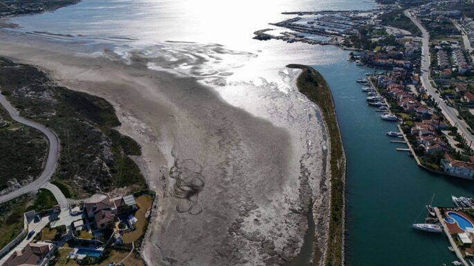 Didim ve Çeşme’de deniz yaklaşık 300 metre çekildi