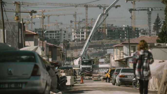 Deprem konutlarının ne kadarı teslim edildi?