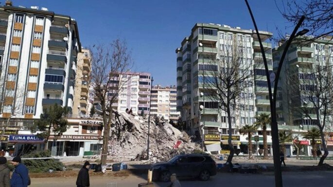 19 kişiye mezar olan Fazilet Apartmanı soruşturması: Eski belediye yöneticileri de sanık!