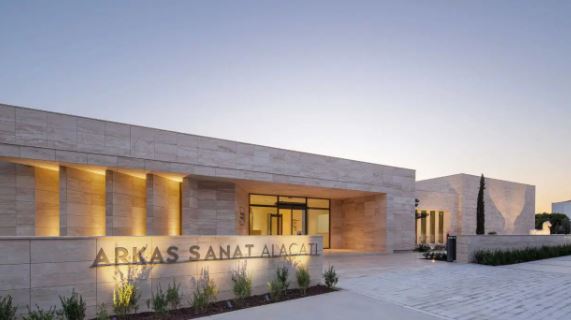 Arkas Sanat Alaçatı’da sorgulatan sergi: ‘Sahnelenmiş’ yüzleşme…
