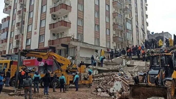 Depremde yıkılan Furkan Apartmanı ile ilgili 4 kamu görevlisi hakkında dava açıldı