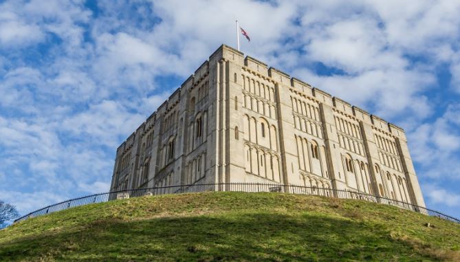 Feilden ve Mawson, 12. yüzyıldan kalma Norwich Kalesi’nin restorasyonunu tamamladı