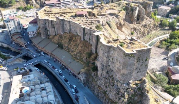 Bitlis Kalesi’ndeki kazılarda tuğla zemin ve kalenin anahtarı bulundu