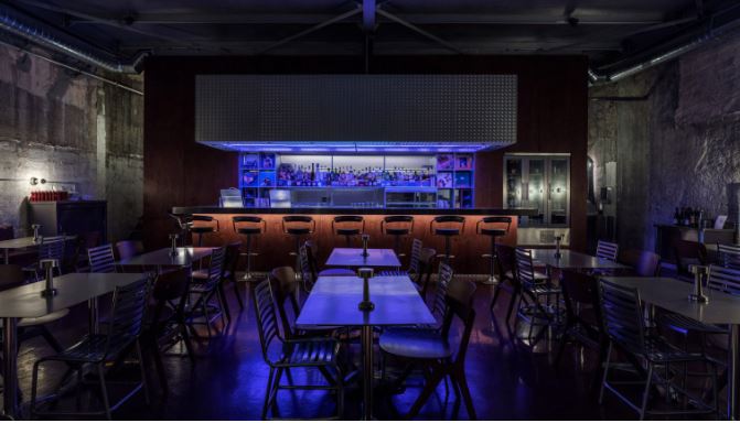 Voulkanizater restoranında jantlar ve araba parçaları sergileniyor…