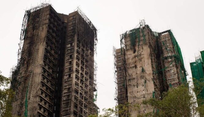 Tai Po yangınının ardından Hong Kong’daki bambu iskelelerin geleceği belirsizliğini koruyor.
