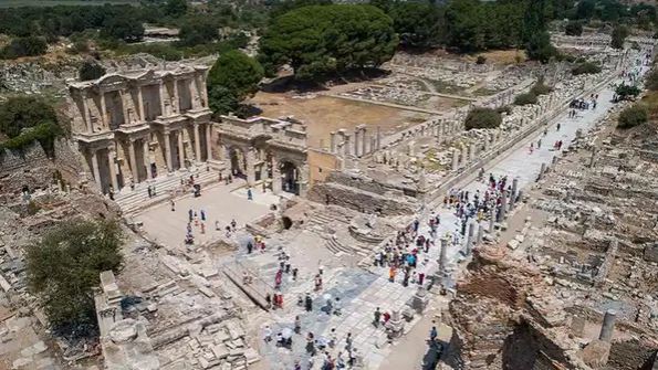Efes Antik Kenti’ne 44 bin metrekarelik asfalt iddiası Meclis gündeminde: ‘6 tane İzmir Atatürk Stadyumu kadar…’