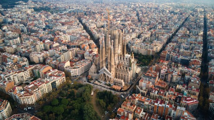Gaudí’nin Sagrada Familia Merkez Kulesi’nin son parçası Barselona’ya yerleştirildi.