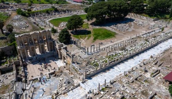 Efes Antik Kenti’nde 'taş hastanesi' kuruldu: Yüzyıllardır kayıp olan sütunlar yerlerine dönüyor