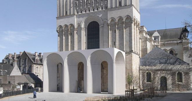 Kengo Kuma, Fransa’daki Angers Katedrali’ne kemerli bir giriş ekledi.