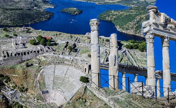 Antik çağın en dik tiyatrosu burada. Bergama'daki Akropolis geçmişle bugünü buluşturuyor