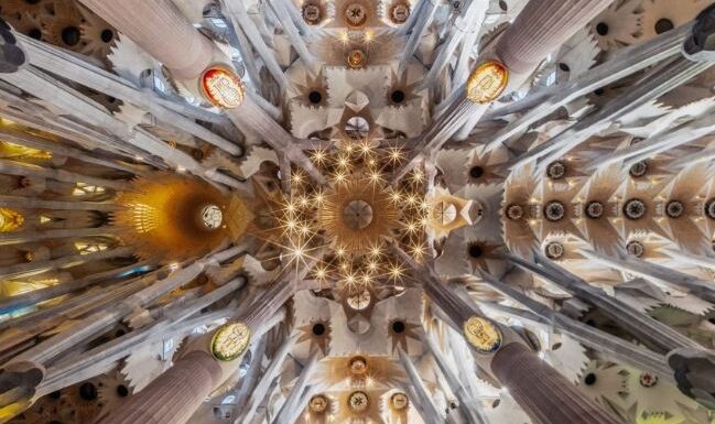 Sagrada Familia zamanının o kadar ilerisindeydi ki "neredeyse geleceği görebilen" bir yapıya sahipti.