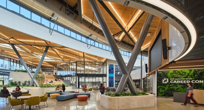Kalamazoo'da DLR Grubu, Mesleki ve Teknik Eğitim Programları için Masif Ahşaptan Bir Merkez İnşaatını Tamamladı