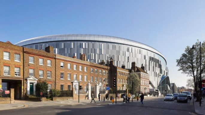 Populous tarafından tasarlanan Tottenham Hotspur Stadyumu, “stadyum deneyimini demokratikleştirdi”.