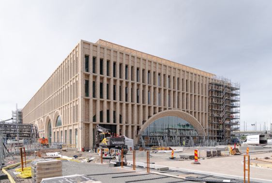 Yeniden Kullanılmış Tuğla ve Ahşap Şekilli Reiulf Ramstad Arkitekter'in İsveç'teki Yeni Tren İstasyonu