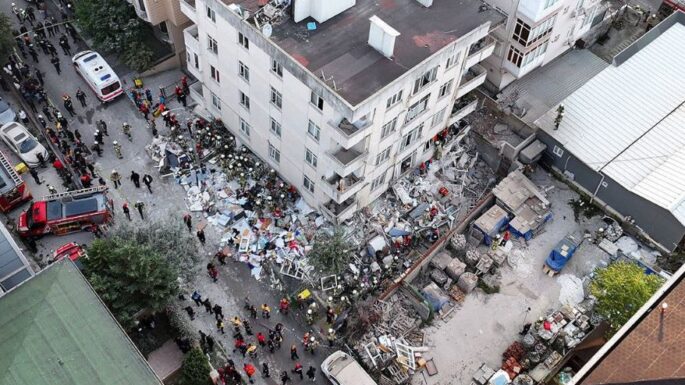 İstanbul'da 7 katlı binanın 3 katı çöktü: 1 kişi hayatını kaybetti, 3 kişi aranıyor