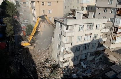 MALTEPE’DE ÇÖKEN BİNA /Arif Atılgan