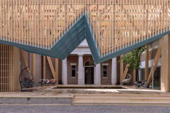 Marlon Blackwell Architects’in 2025 Venedik Mimarlık Bienali için tasarladığı ABD Pavyonu, Arkansas’taki Crystal Bridges’da yeniden inşa edilecek.