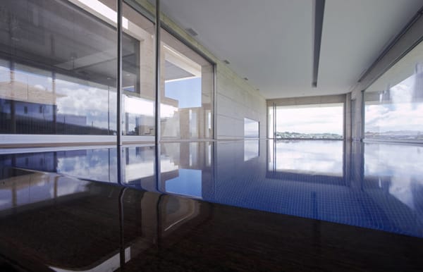 CASA DISEãADA POR EL ESTUDIO DE ARQUITECTURA DE A CERO PISCINA INTERIOR