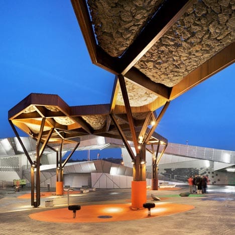 Pormetxeta Meydanı, Barakaldo, Bilbao, İspanya: Xpiral ve MTM Arquitectos