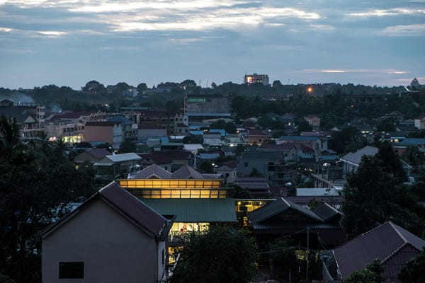 Mimarlar Kumaş ve Beton kullanarak Khmer Kadınları İçin Bir Toplum Merkezi İnşa Etti.